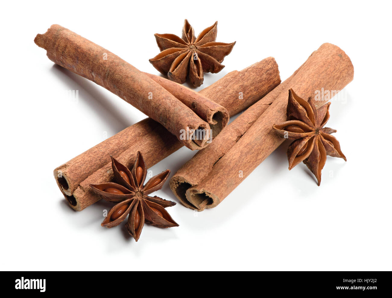 La cannella. Cassia, noto anche come Cinnamomum cinese e anice. Isolato su sfondo bianco Foto Stock