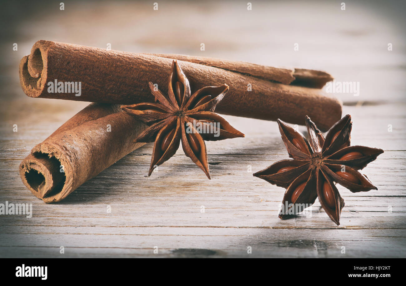 La cannella (Cassia) bastoni e anice sul tavolo di legno Foto Stock