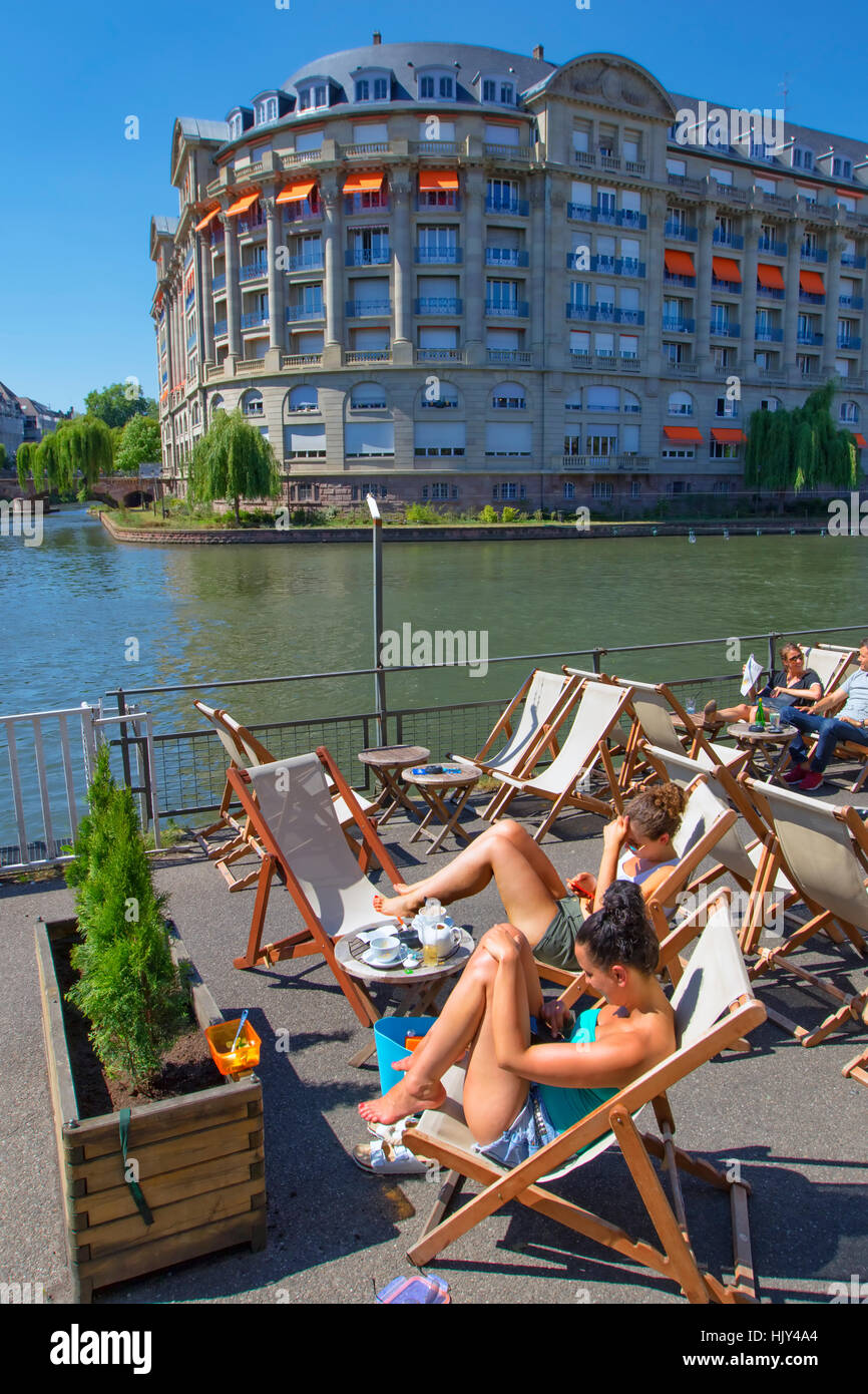 Persone rilassante in un cafe lungo il fiume Ill, Strasburgo Foto Stock