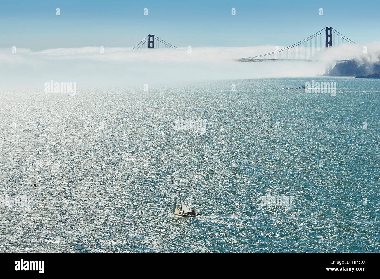 Il San Francisco Golden Gate Bridge con il mare di nebbia in laminazione. Foto Stock