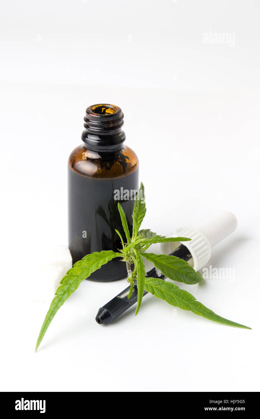 La marijuana e olio di cannabis bottiglia isolato su bianco Foto Stock