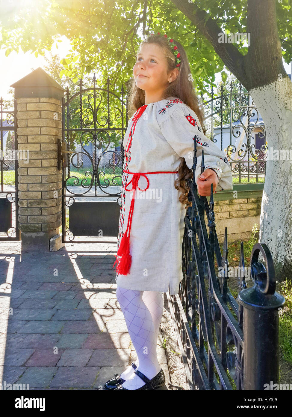 Bellissima bambina in abito tradizionale Foto Stock