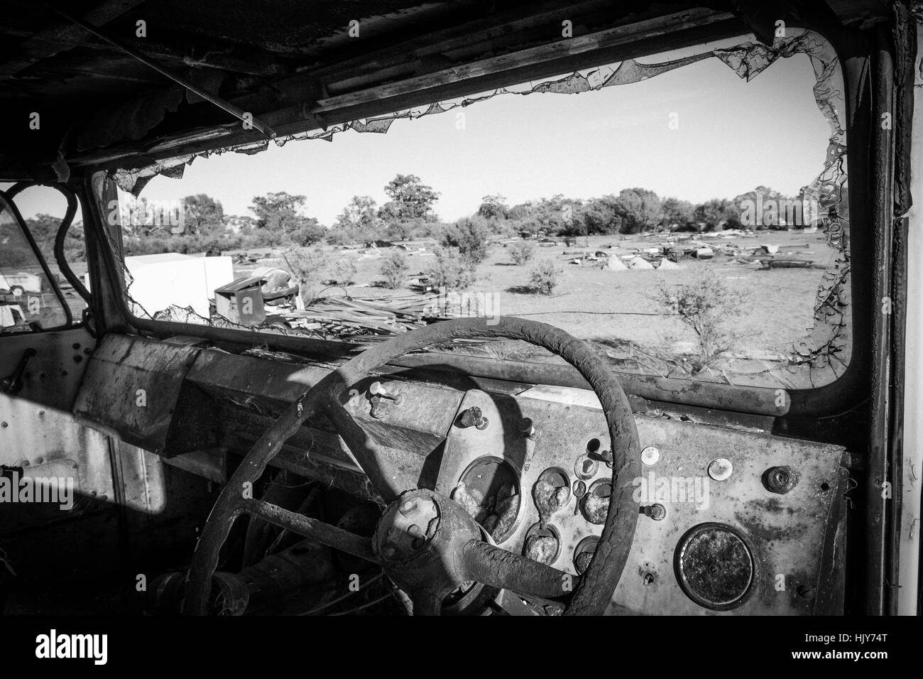 Vista attraverso il parabrezza di un camion abbandonate su un vasto deserto outback nel Nuovo Galles del Sud, Australia Foto Stock