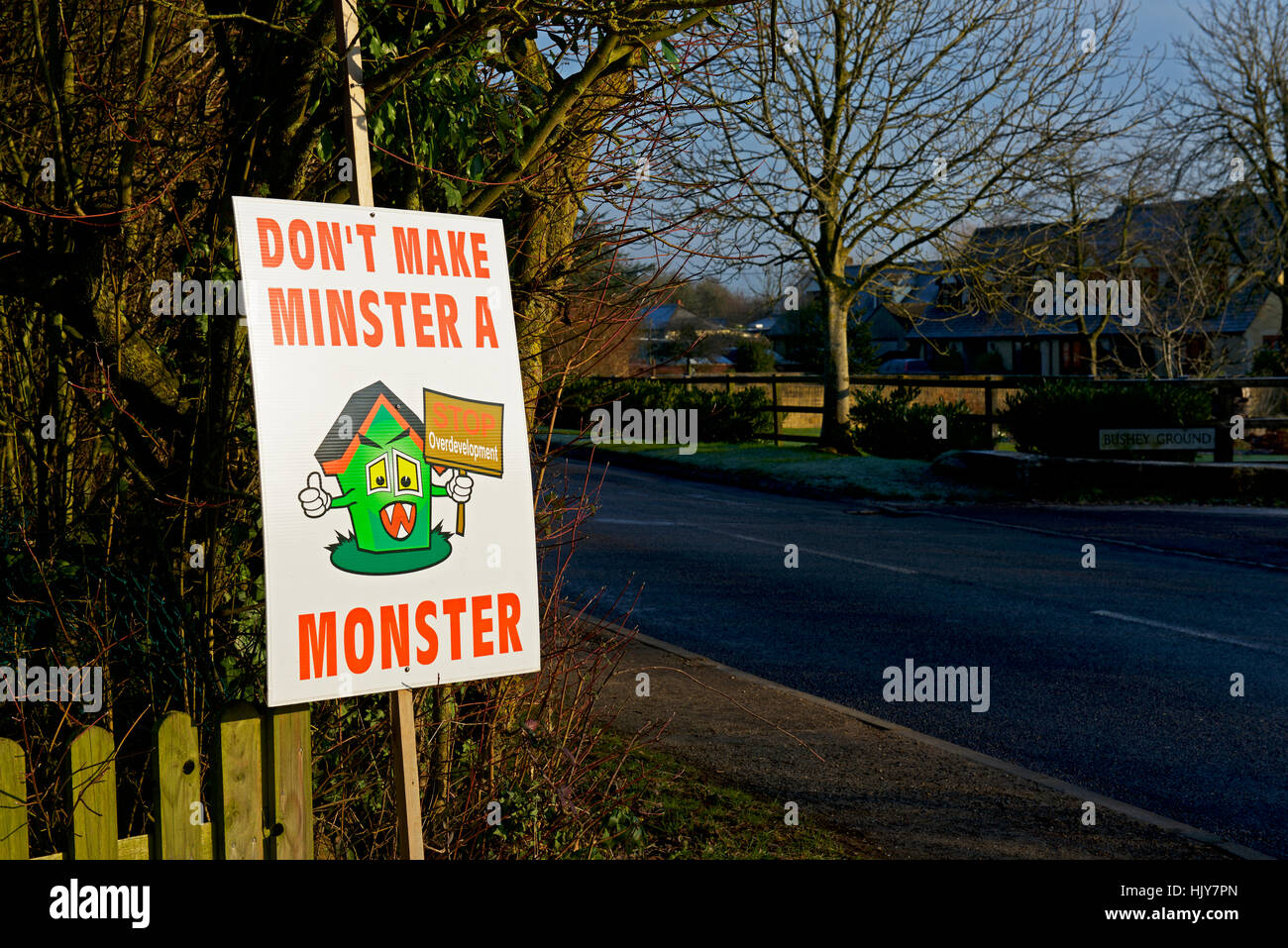Segno protestando circa i progetti di un edificio - non fare Minster un mostro - Minster Lovell, Oxfordshire, England Regno Unito Foto Stock