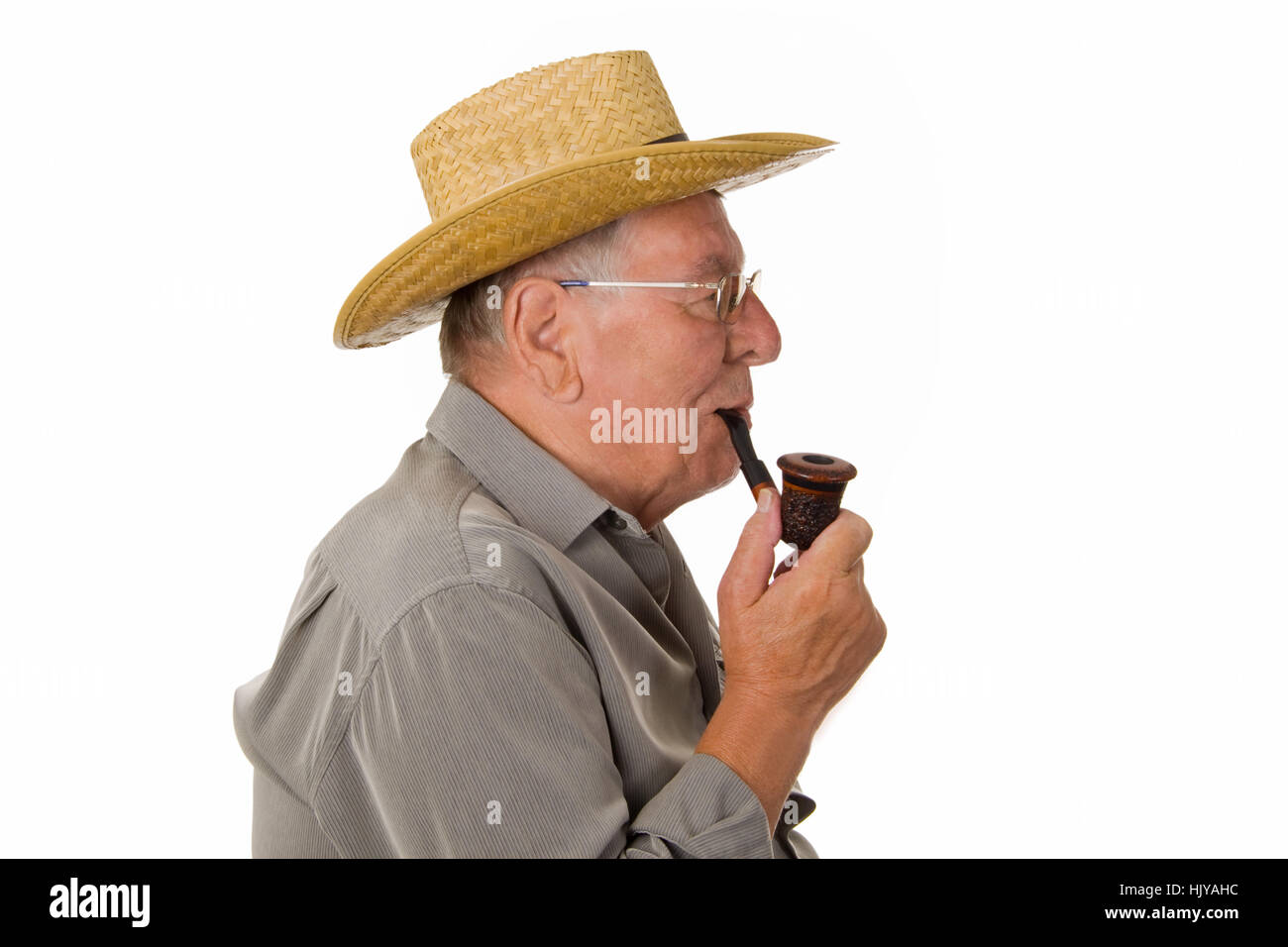Uomo vecchio con il cappello di fumare un tubo Foto stock - Alamy