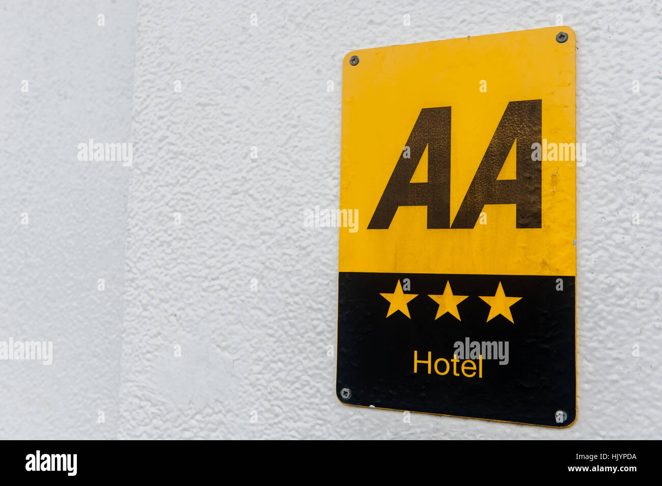 Un AA hotel 3 stelle segno su un muro bianco con copia spazio. Foto Stock Un AA hotel 3 stelle segno su un muro bianco con copia spazio. Foto Stock