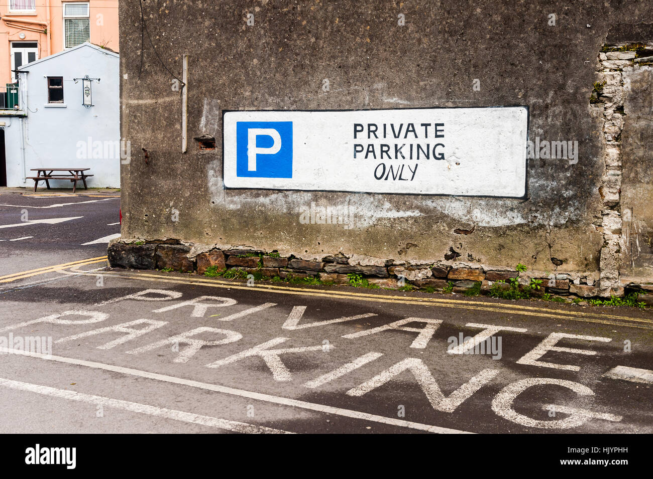 Un parcheggio privato segno su una parete e parcheggio bay con copia spazio. Foto Stock