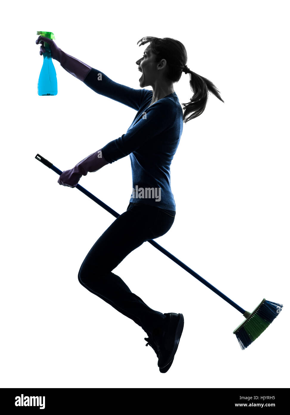 Una donna caucasica cameriera polvere pulizia scopa volare in silhouette studio isolato su sfondo bianco Foto Stock