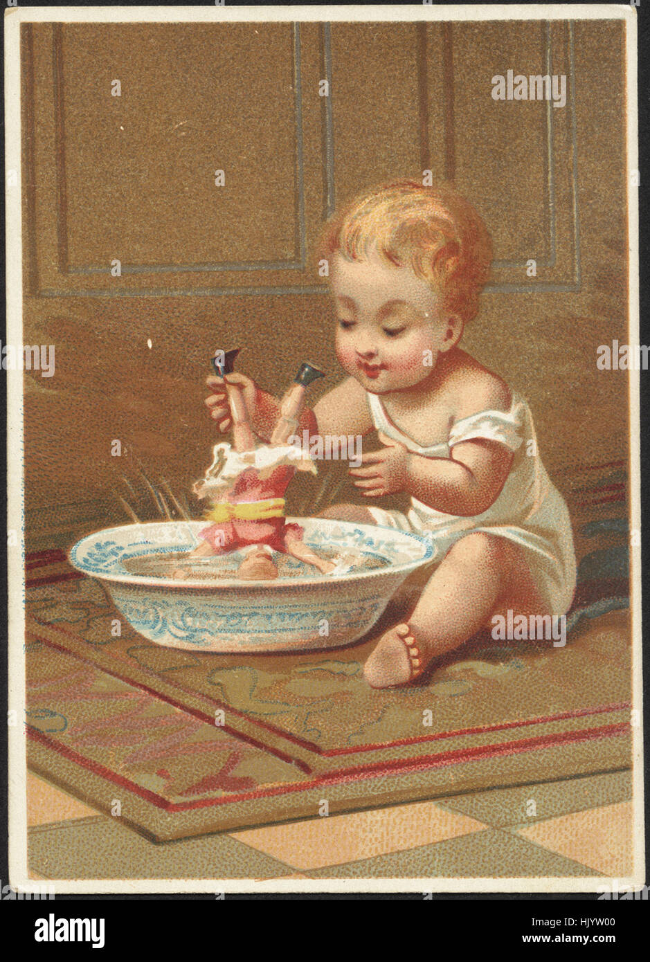 Bambino che gioca con una bambola in un bacino di acqua. Foto Stock