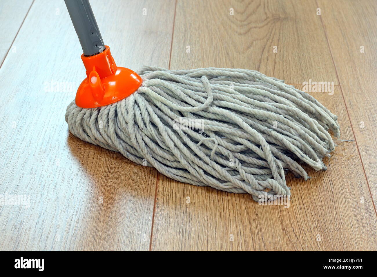 Dettaglio di un mop pulizia pavimento in legno Foto Stock
