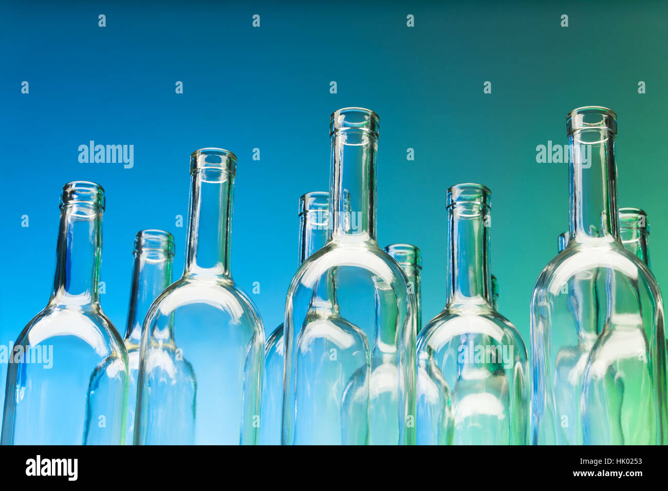 I colli di bottiglia di cristallo di svuotare le bottiglie di vetro Foto Stock