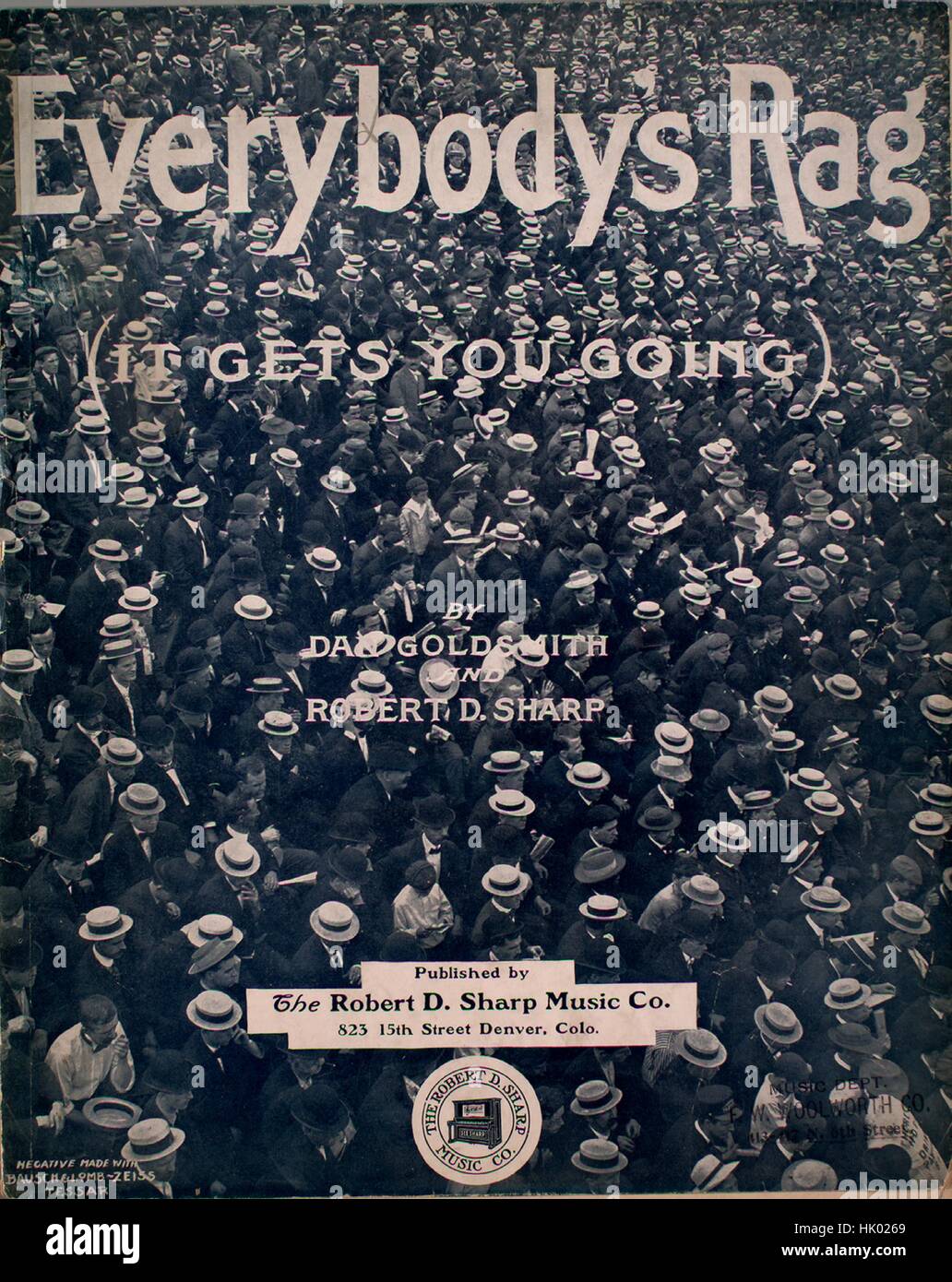 Foglio di musica immagine copertina della canzone "Everybody's Rag (si ottiene andando)', con paternitã originale lettura delle note "da Dan Goldsmith', 1909. L'editore è elencato come 'l'Robert D. Musica Sharp Co., 823 15th Street', la forma della composizione è 'sectional', la strumentazione è 'piano', la prima riga indica 'Nessuno', e l'illustrazione artista è elencato come 'foto di Bausch e Lomb-Zeiss Tessar di centinaia di uomini in cappelli di paglia". Foto Stock