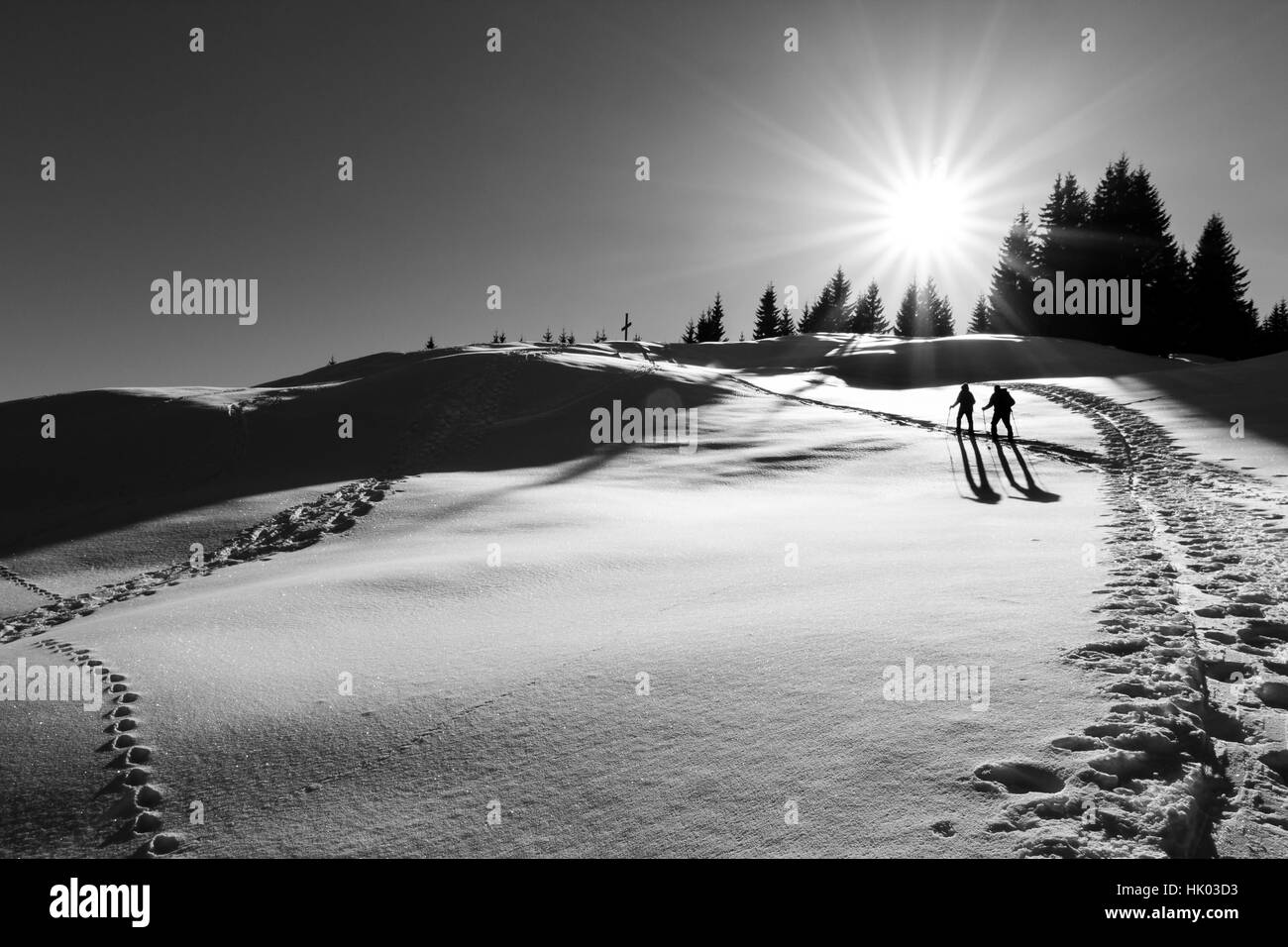 Un paio di escursioni in un winterwonderland. Dopo una splendida ascesa sono quasi arrivato alla croce di vetta della montagna. Foto Stock