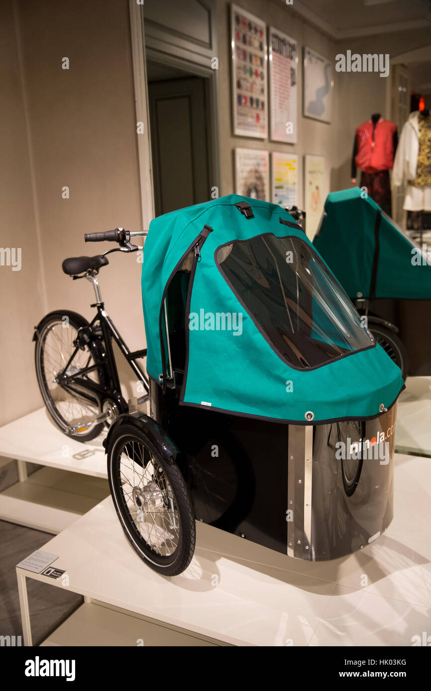 Danimarca Copenhagen Bredgade, Design Museum, interni dal design del ventesimo secolo bambino nihola carrier bike Foto Stock