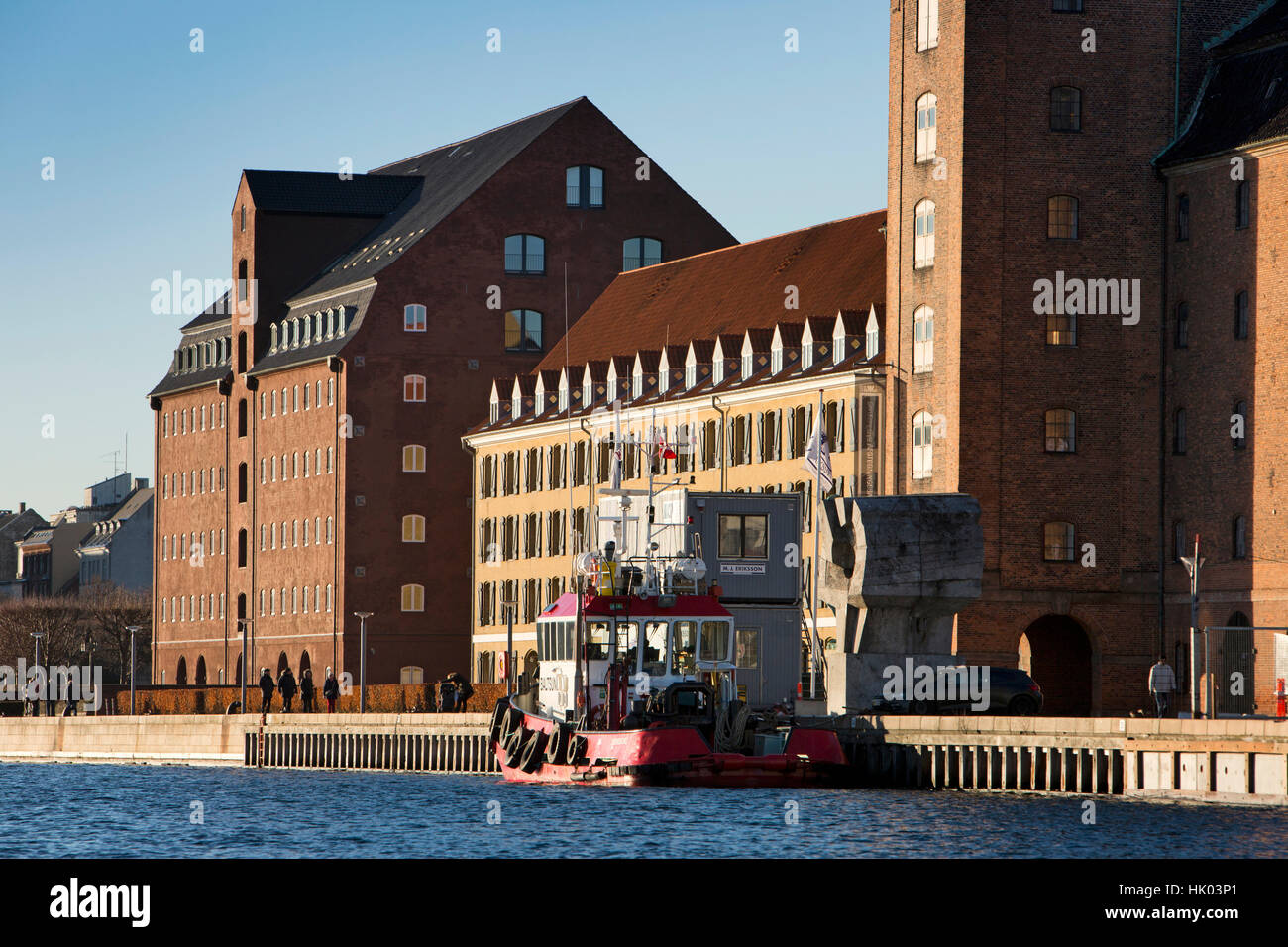 Danimarca, Copenaghen, Toldbodgade, tug Baltsun accanto a Den Kongelige Afstøbningssamling, Galleria Nazionale dal porto Foto Stock