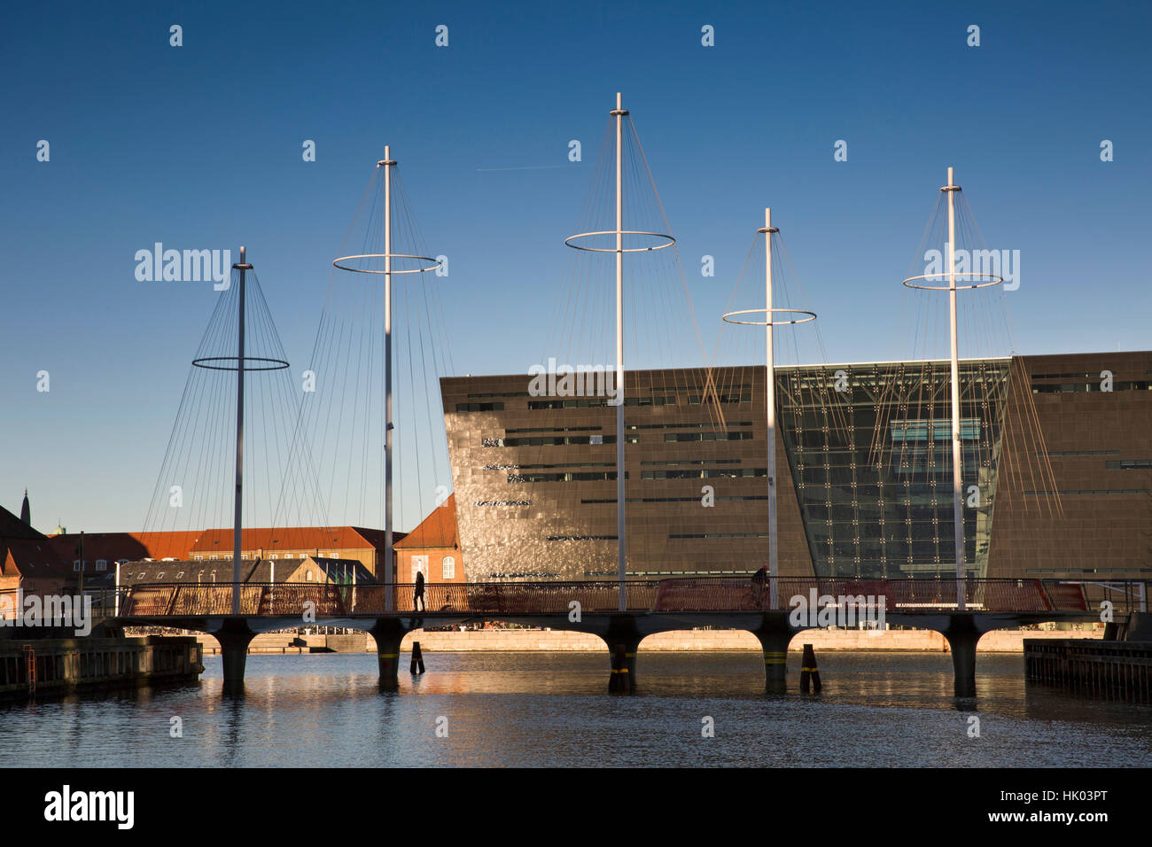 Danimarca, Copenaghen, Christianshavn, Cirkelbroen ponte di fronte al Royal Library, Det Kongelige Bibliotek Foto Stock