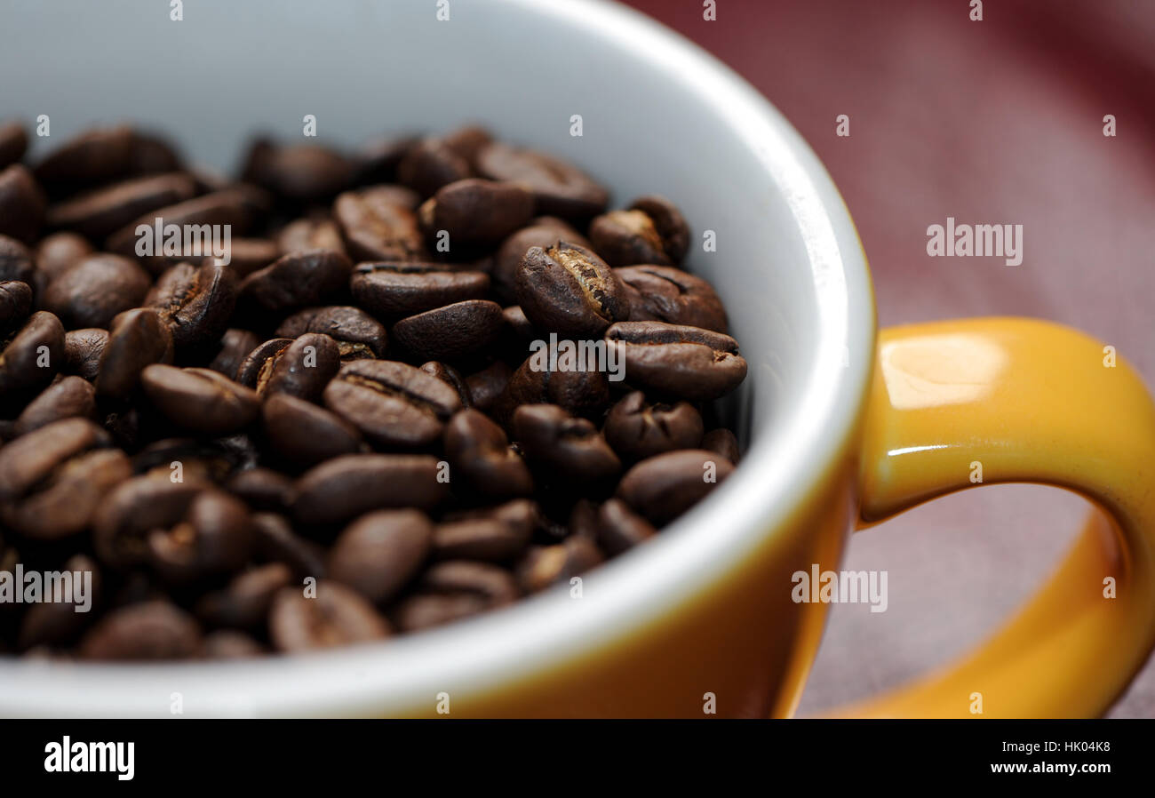 I chicchi di caffè in tazza Foto Stock