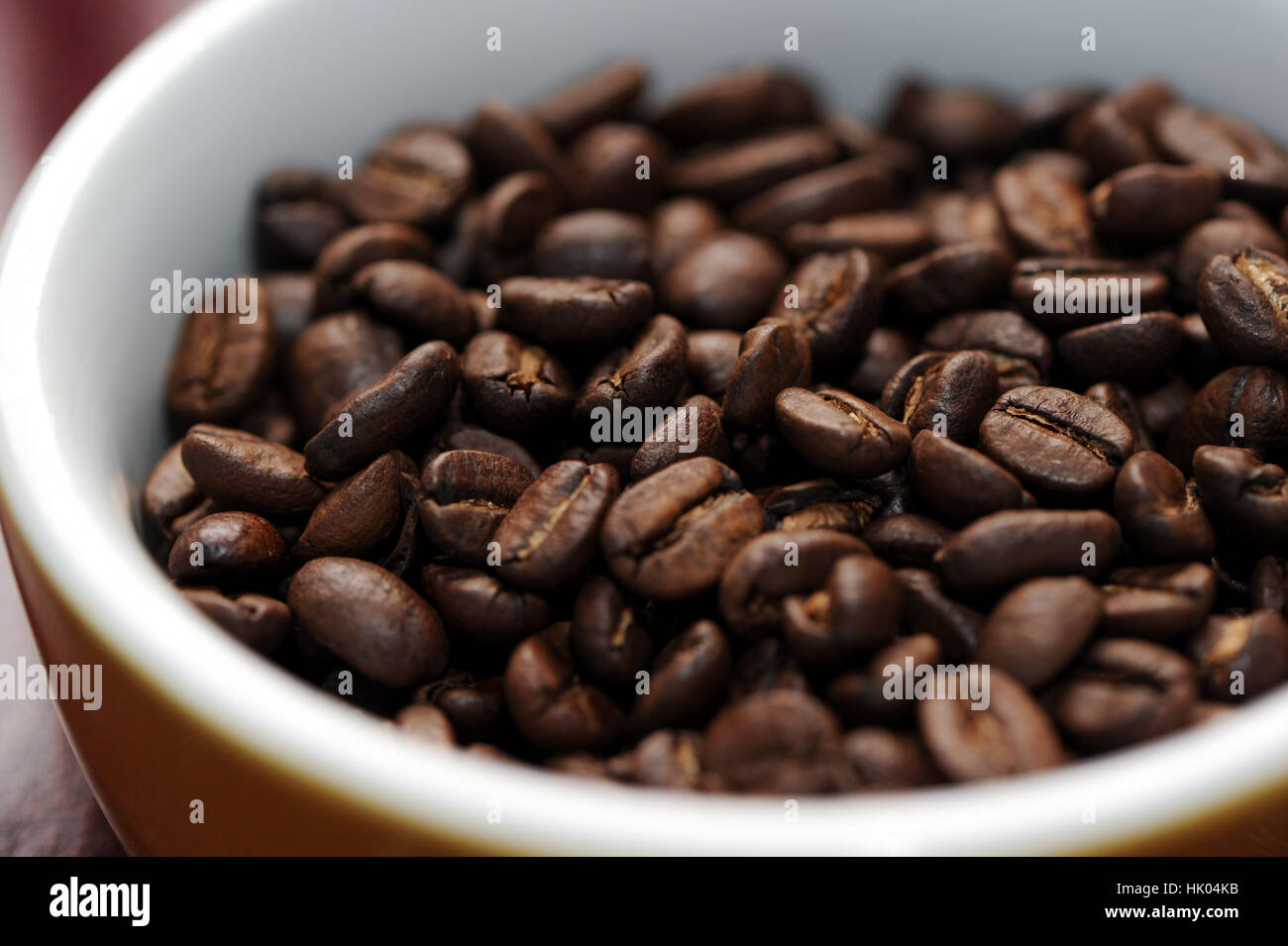 I chicchi di caffè in tazza Foto Stock