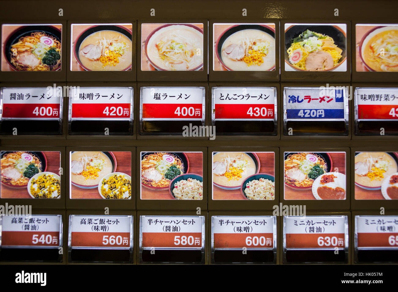 L'uomo scegliendo pasto dal distributore automatico in un ristorante di noodle nella stazione di Shinjuku.Tokyo city, Giappone, Asia Foto Stock