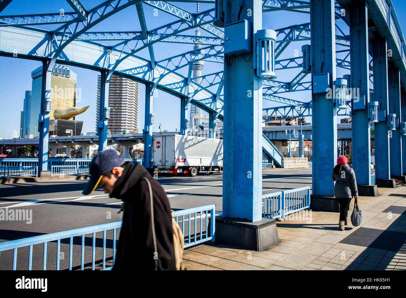 Townscape, Komagata bashi Bridge, in background birra Asahi building e Sky Tree, Tokyo, Giappone Foto Stock