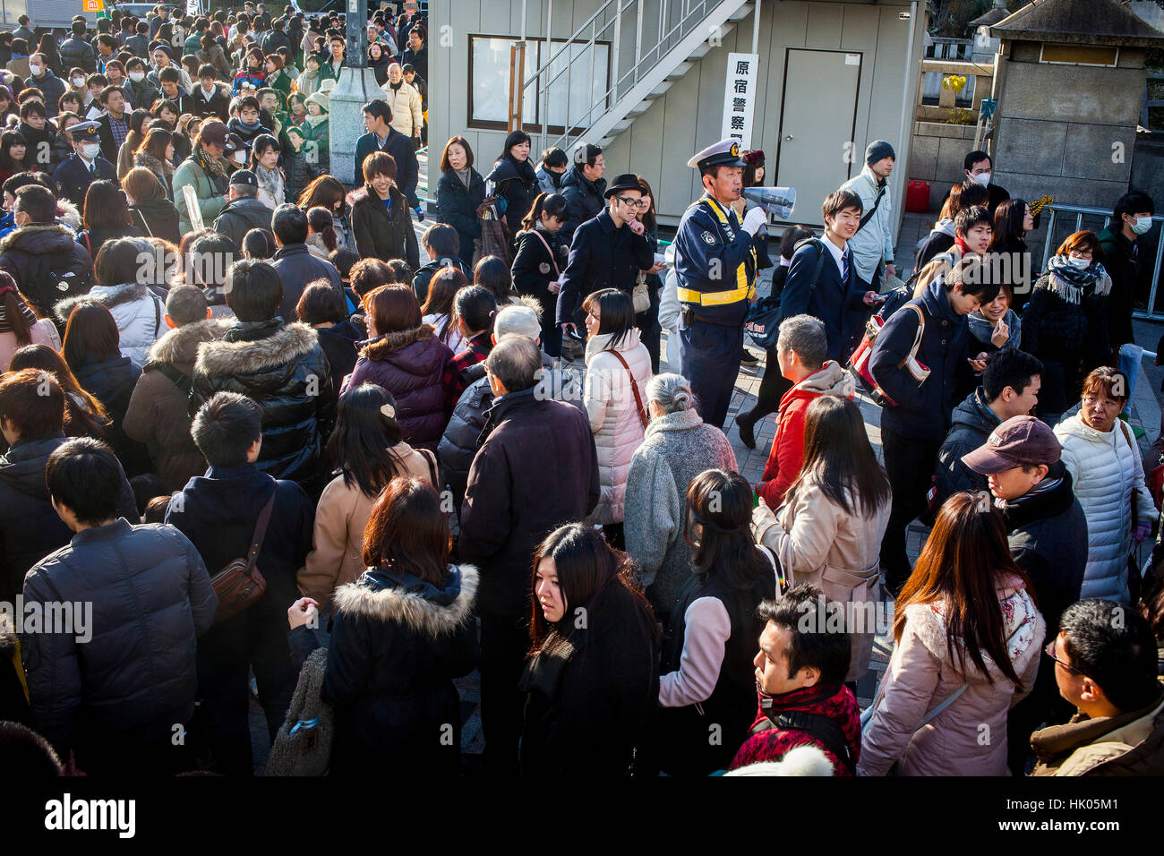 La sovrappopolazione, Rush Hour, la polizia organizza il movimento di persone, Harajuku bridge, Tokyo, Giappone Foto Stock