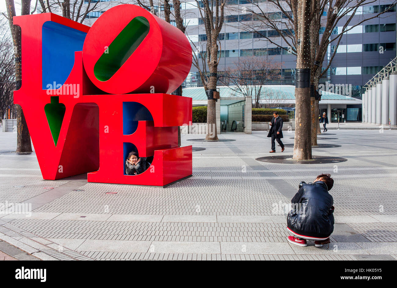 Townscape, turistico, amore-scultura dell'artista americano Robert Indiana, lato ovest, quartiere di Shinjuku a Tokyo, Giappone Foto Stock