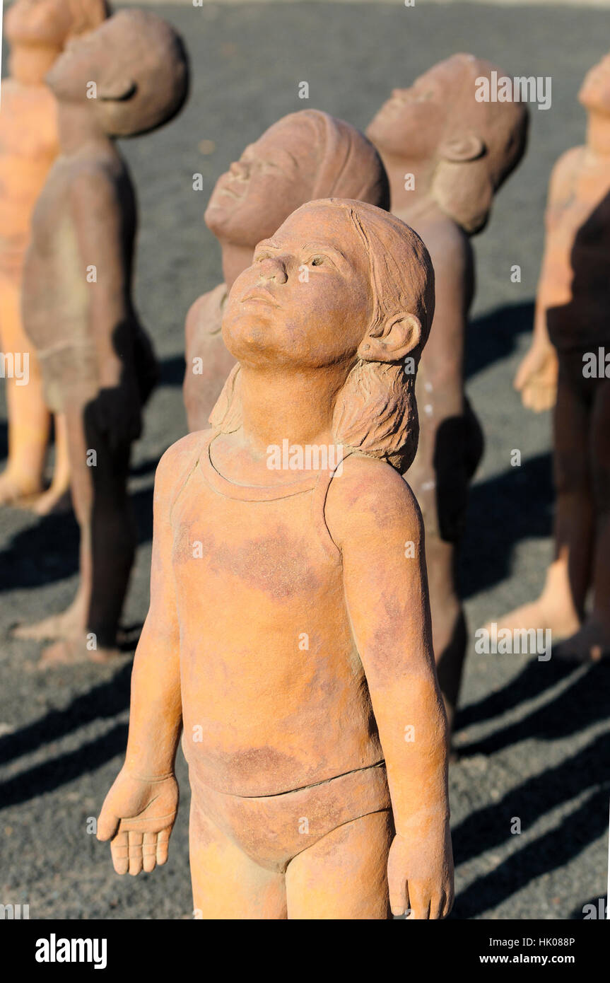 Gruppo di sculture "Caminos' da Lisbet Fernández Ramos, Fuerteventura, Isole Canarie, Spagna Foto Stock