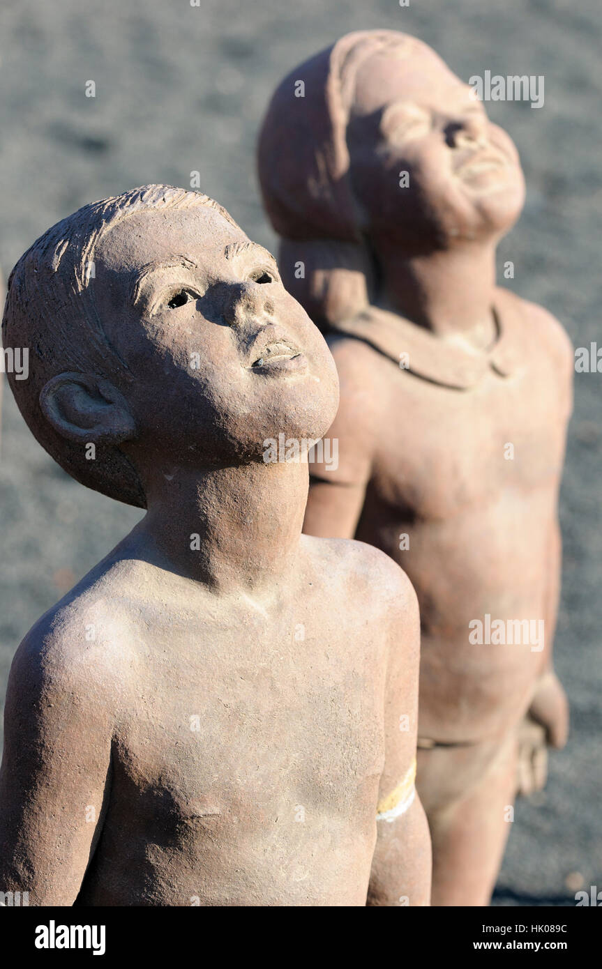Gruppo di sculture "Caminos' da Lisbet Fernández Ramos, Fuerteventura, Isole Canarie, Spagna Foto Stock