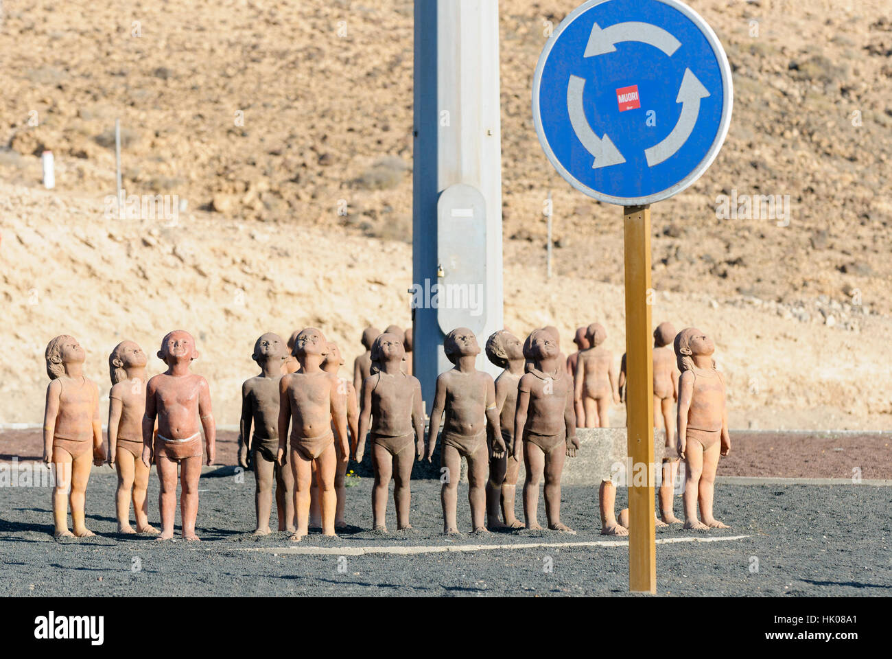 Gruppo di sculture "Caminos' da Lisbet Fernández Ramos, Fuerteventura, Isole Canarie, Spagna Foto Stock