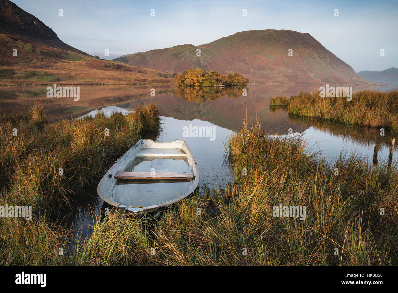 Incredibile Autunno Autunno immagine orizzontale di Crummock acqua a sunrise nel Lake District Inghilterra Foto Stock