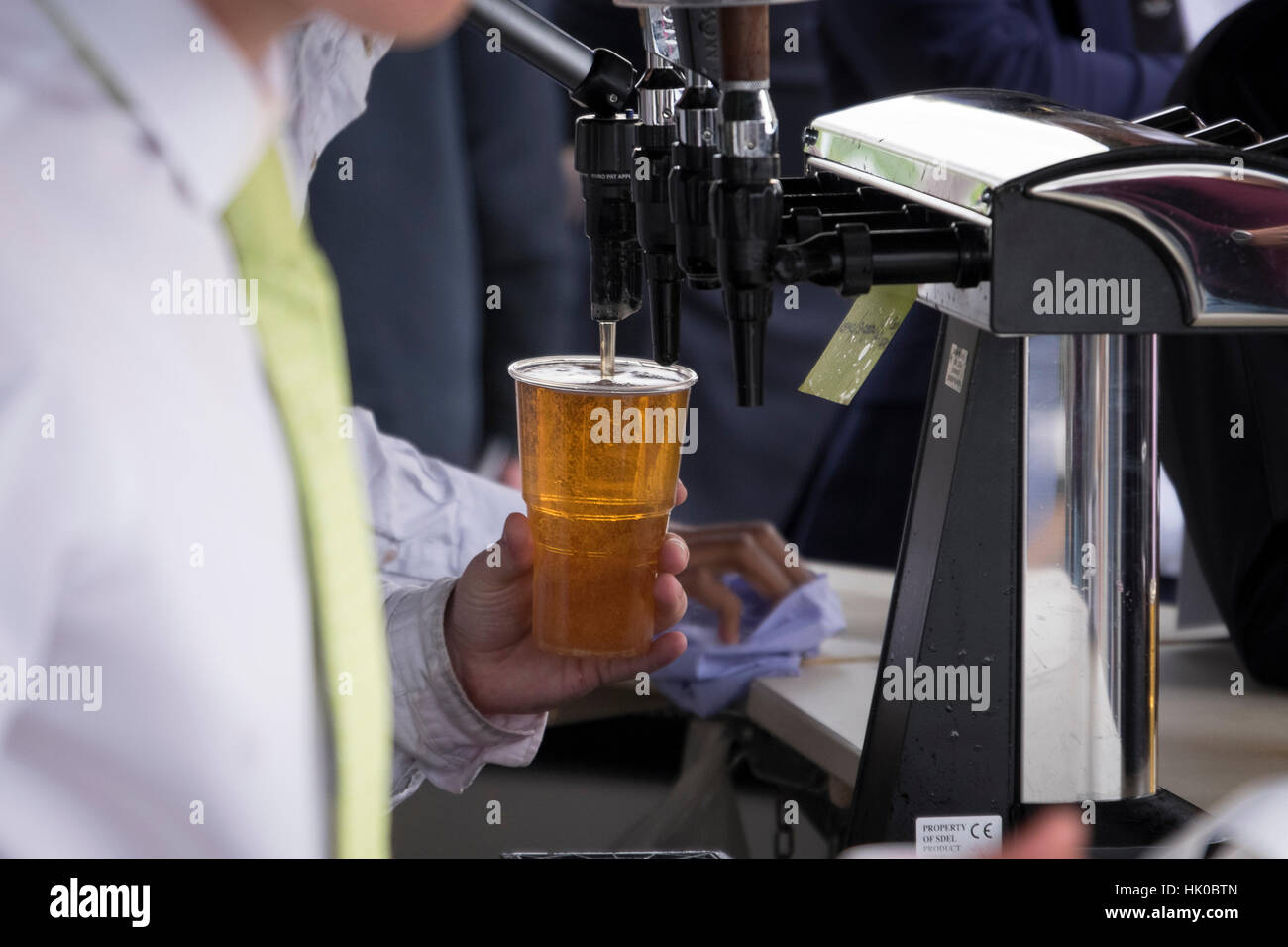 Tirando una pinta di birra al bar Foto Stock
