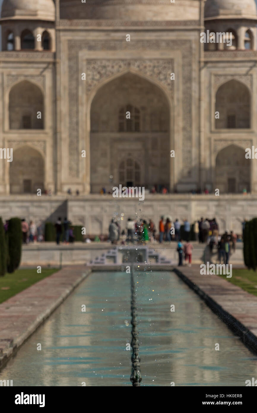 Dettaglio della fontana in piscine riflettenti. Taj Mahal, Agra, Uttar Pradesh, India Foto Stock