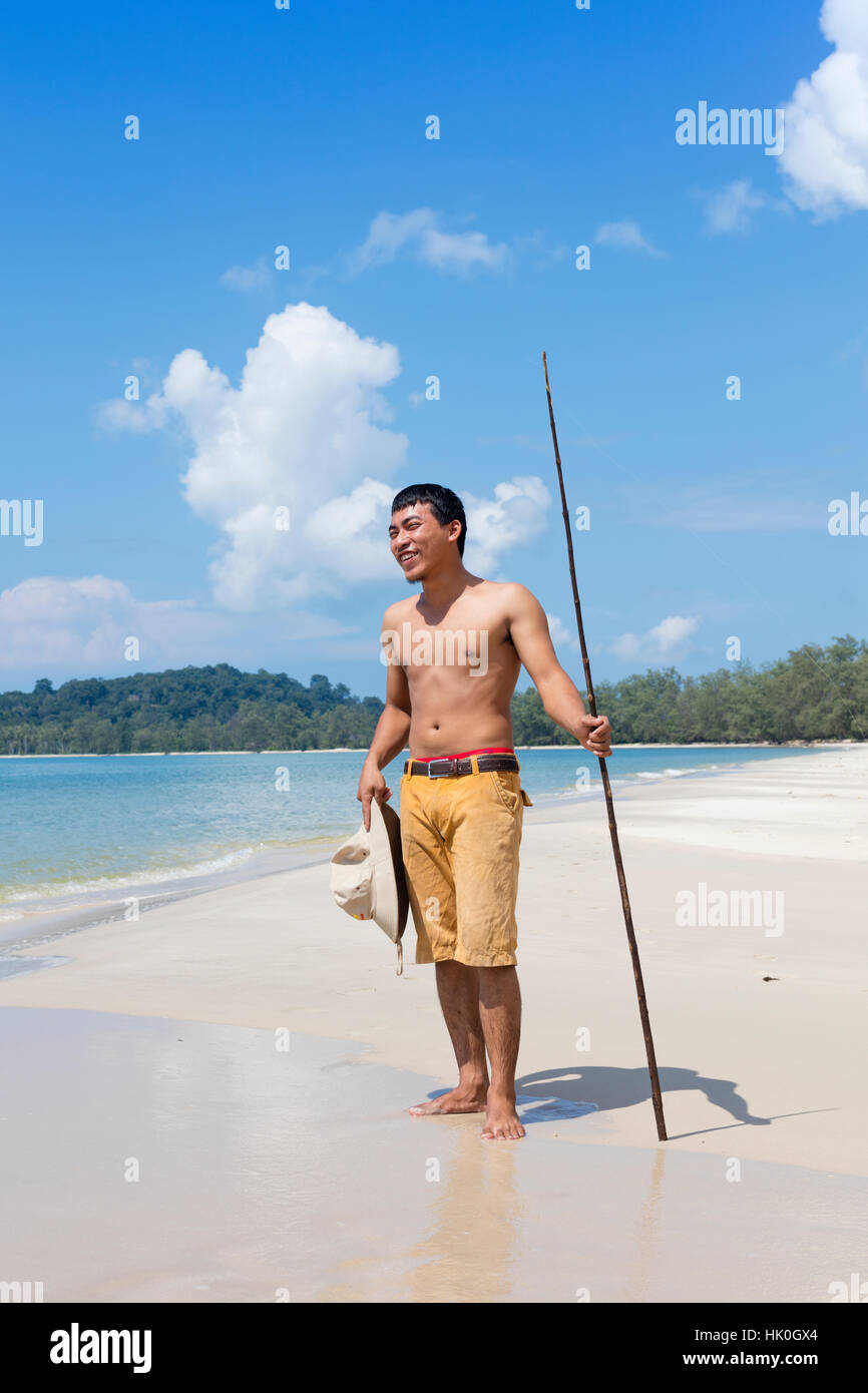 Pescatore Khmer sulla risma spiaggia vicino a Sihanoukville, Cambogia, Indocina, sud-est asiatico Foto Stock