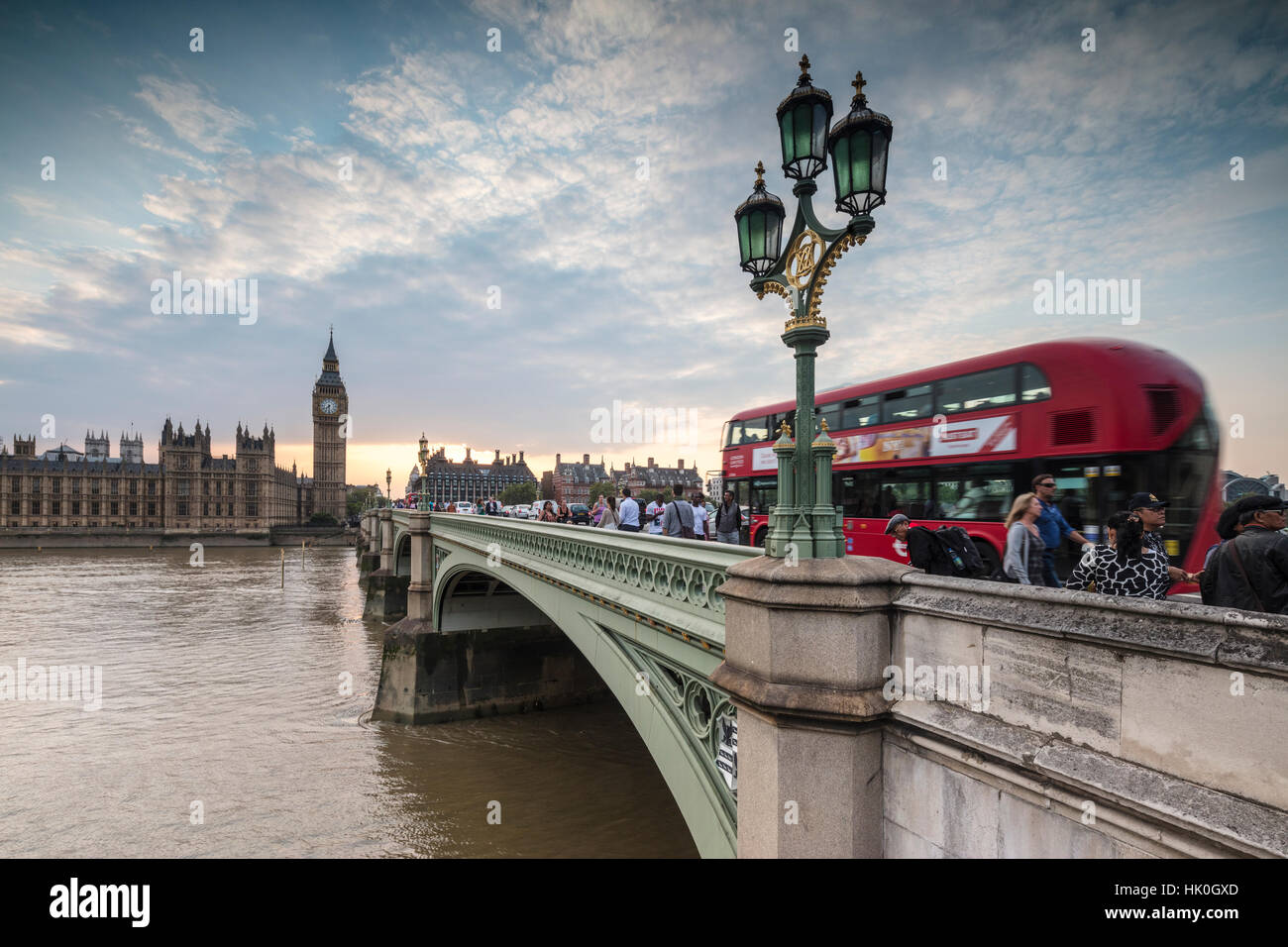 I turisti sul Westminster Bridge sul fiume Tamigi con il Big Ben e il Palazzo di Westminster in background, London, Regno Unito Foto Stock