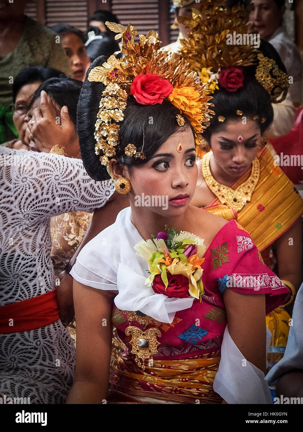 Ragazza in attesa di dente cerimonia di deposito, Denpasar, Bali, Indonesia, sud-est asiatico Foto Stock