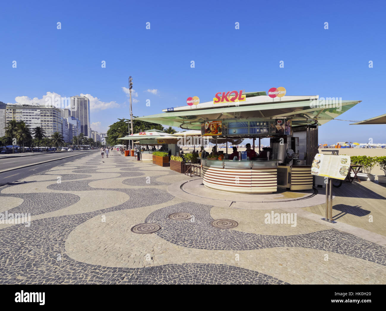 Portoghese modello wave marciapiede e il bar sulla spiaggia di Copacabana a Rio de Janeiro, Brasile, Sud America Foto Stock