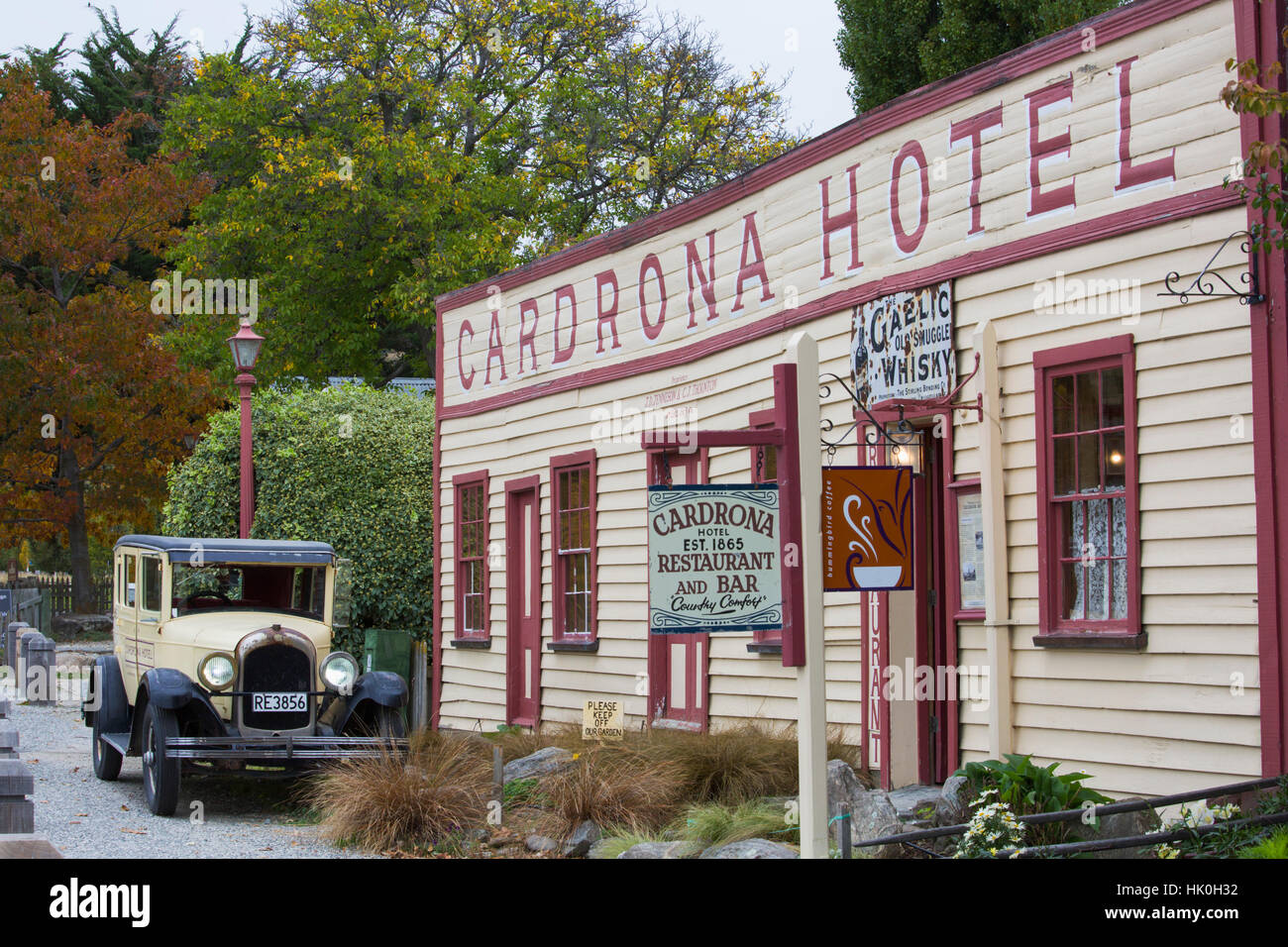 Auto d'epoca e la facciata della storica Cardrona Hotel, Cardrona, vicino a Wanaka, Queenstown-Lakes distretto, Otago, Nuova Zelanda Foto Stock