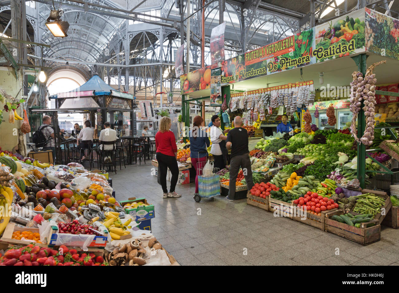 Bancarelle di frutta e verdura all'interno del ferro battuto interno del Mercado de San Telmo, Buenos Aires, Argentina, Sud America Foto Stock