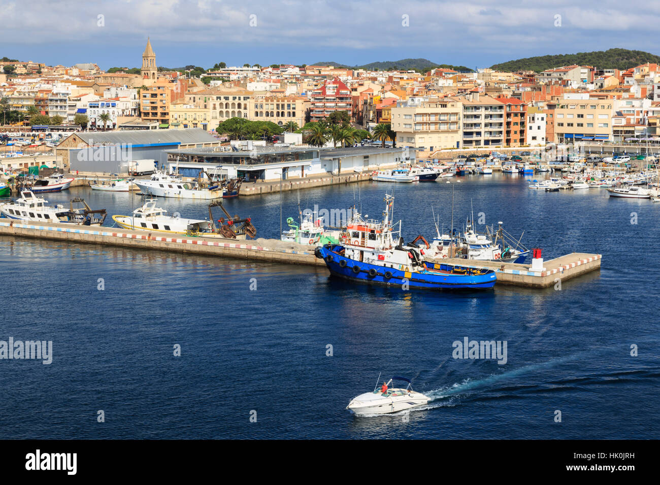 Centro città, barche da pesca e da diporto, dal mare, Palamos, in Costa Brava Girona, in Catalogna, Spagna Foto Stock