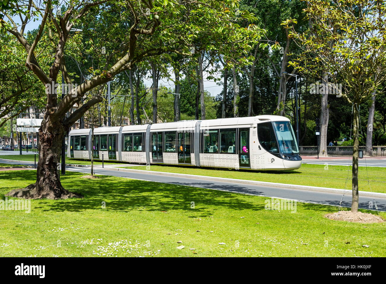 Francia, Normandia, Le Havre. Avenue Foch, questa magnifica avenue paragonabili per dimensioni al viale degli Champs Elysees di Parigi, links Place de l'Hotel de Ville per le Porte Oceane e Le Havre sulla spiaggia. Foto Stock