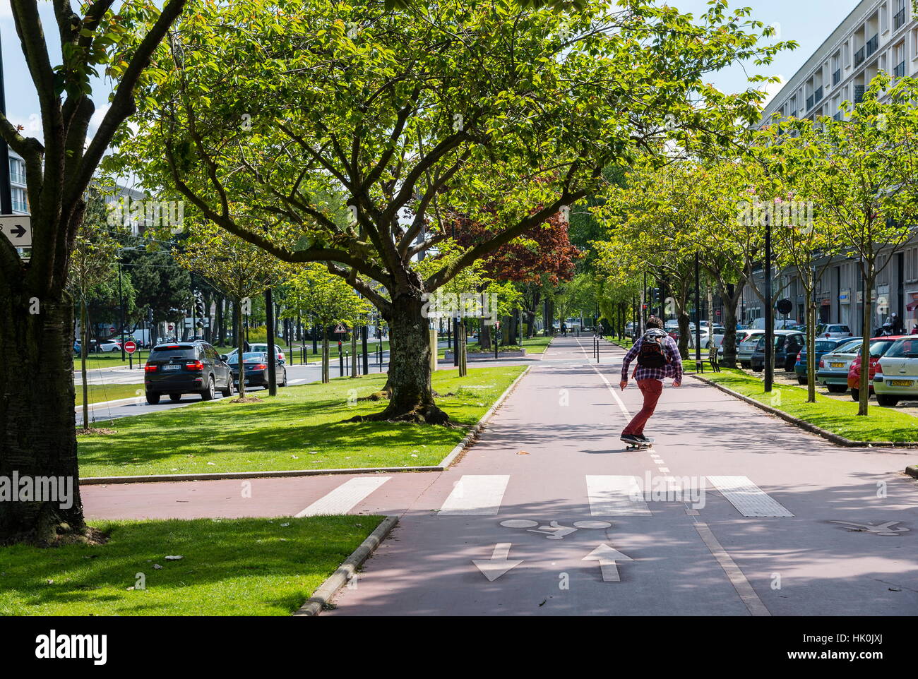 Francia, Normandia, Le Havre. Avenue Foch, questa magnifica paragonabili per dimensioni al viale degli Champs Elysees di Parigi, links Place de l'Hotel de Ville in Porte Oceane e Le Havre sulla spiaggia. Foto Stock