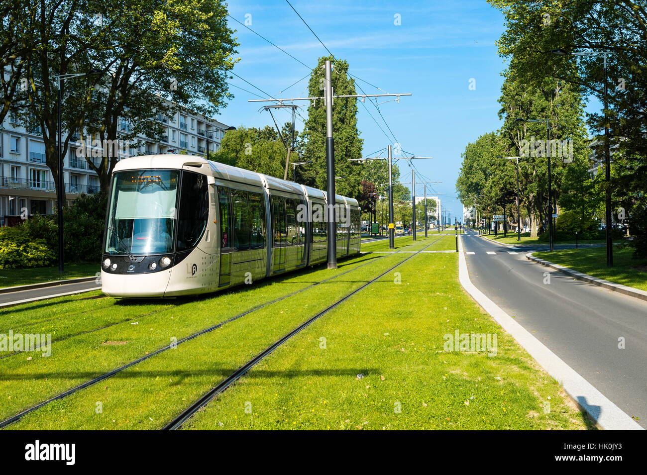 Francia, Normandia, Le Havre. Avenue Foch, questa magnifica paragonabili per dimensioni al viale degli Champs Elysees di Parigi, links Place de l'Hotel de Ville per le Porte Oceane e Le Havre sulla spiaggia. Foto Stock