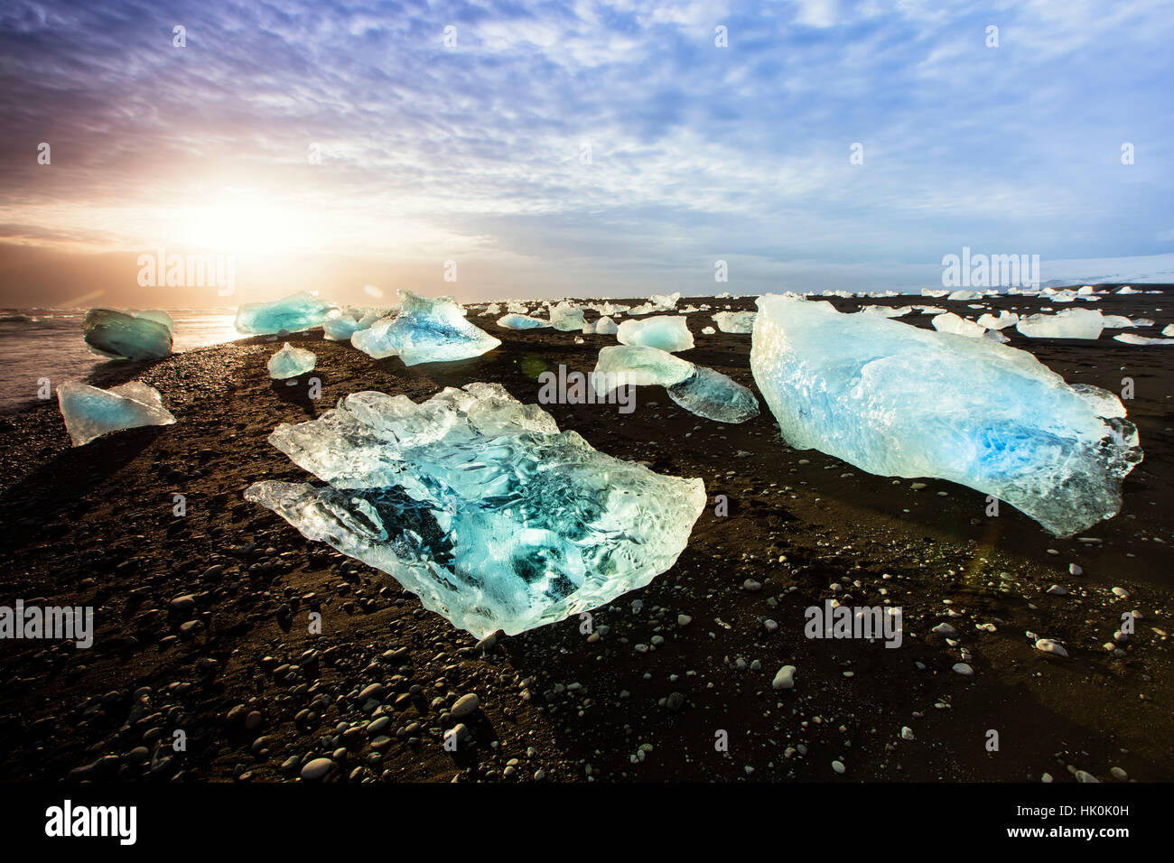 Iceberg su una sabbia nera spiaggia vulcanica accanto a Jokulsarlon lago glaciale in Vatnajokull National Park nel sud-est dell'Islanda Foto Stock