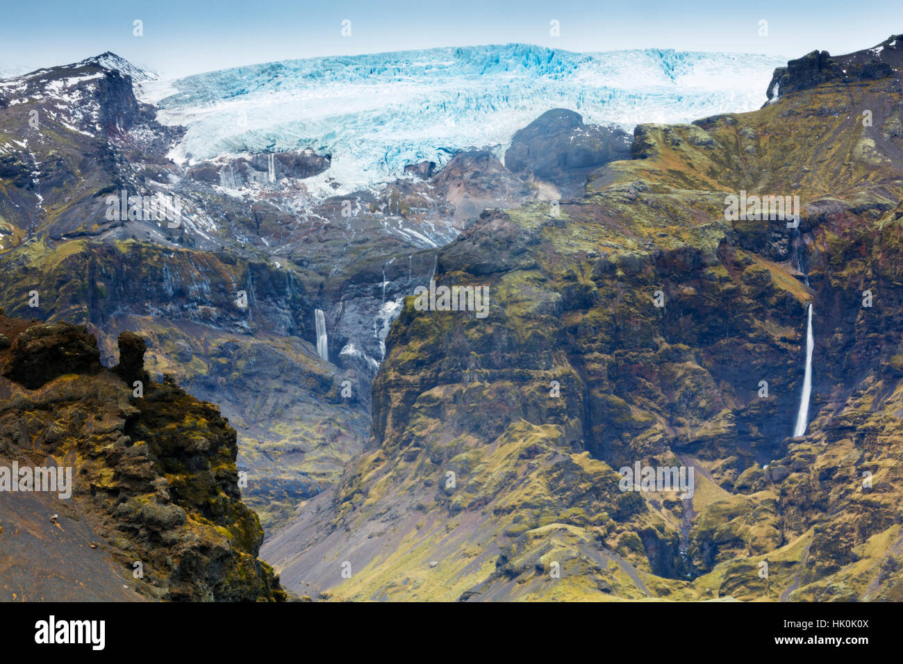 Le montagne al di sotto del ghiacciaio Vatnajokull vicino a Hofn, Islanda, regioni polari Foto Stock