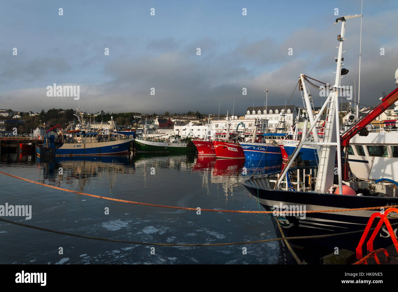 Attività di pesca i pescherecci con reti da traino e le barche nel porto di Killybegs, County Donegal, Irlanda Foto Stock