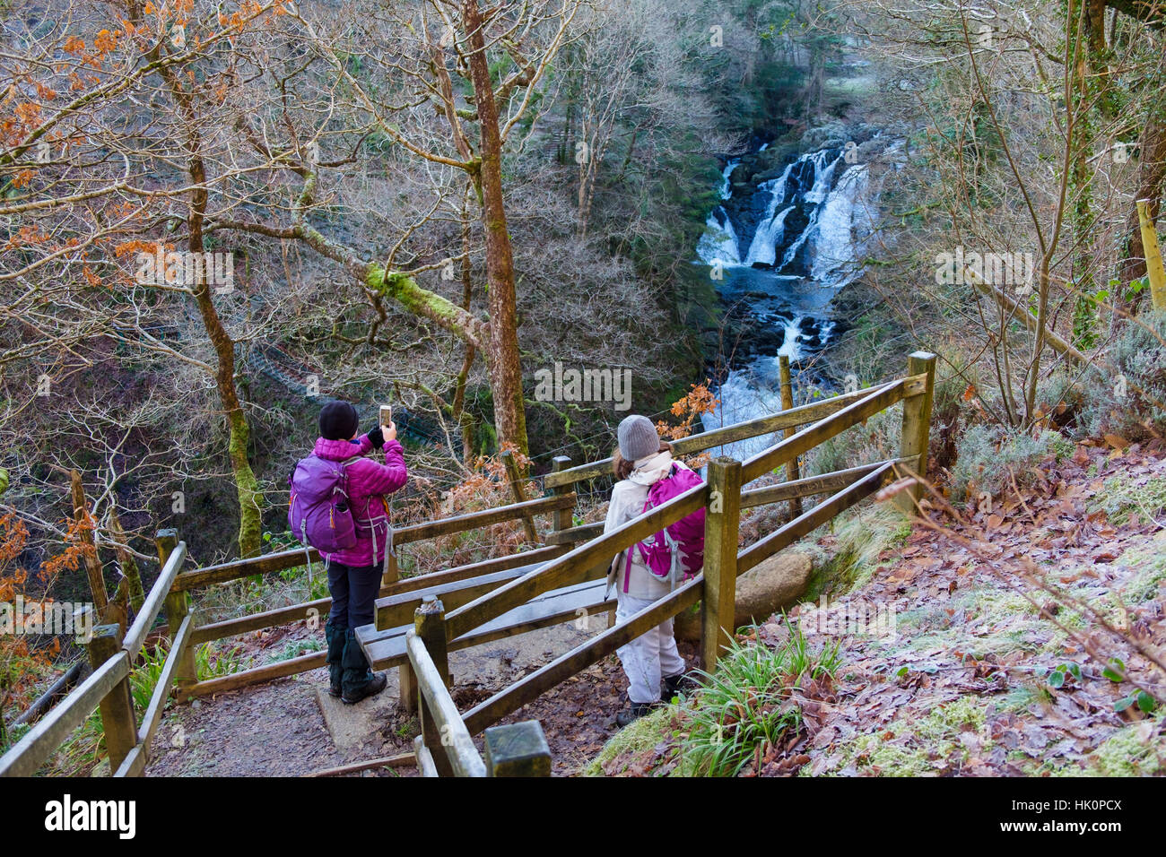 Gli escursionisti con una fotografia dello smartphone Swallow cade su Afon Llugwy River in Snowdonia dal punto di vista sul lato settentrionale. Betws-y-Coed Conwy Wales UK Foto Stock