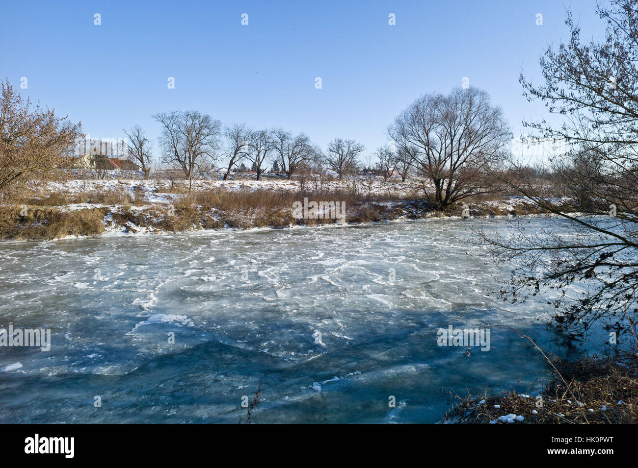Il fiume congelato Nitra in Nove Zamky Slovacchia con temperature a meno 12 gradi Celsius. Jan 2017 Foto Stock