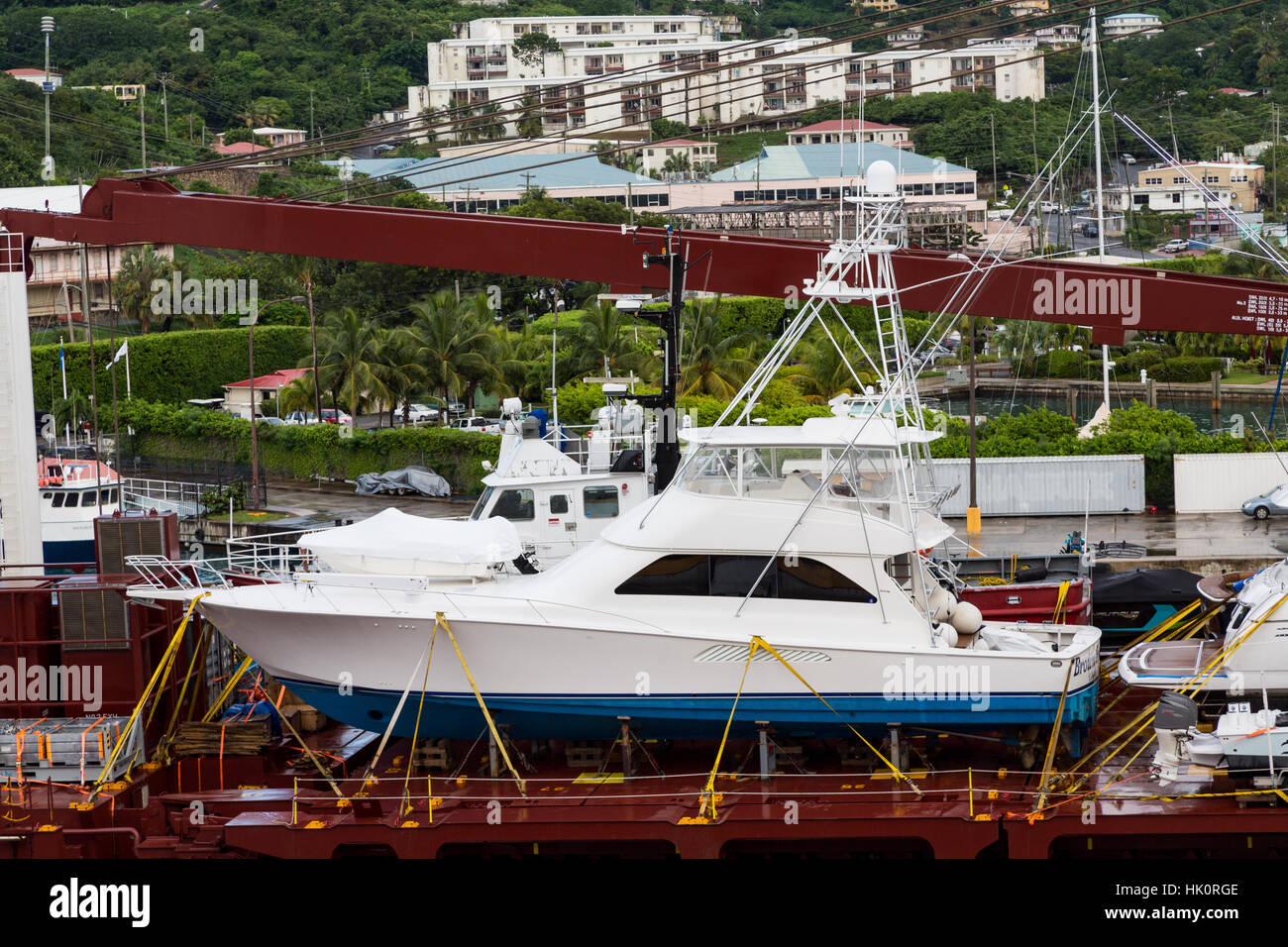 Una nave erogazione di yacht di lusso ad un porto tropicale Foto Stock