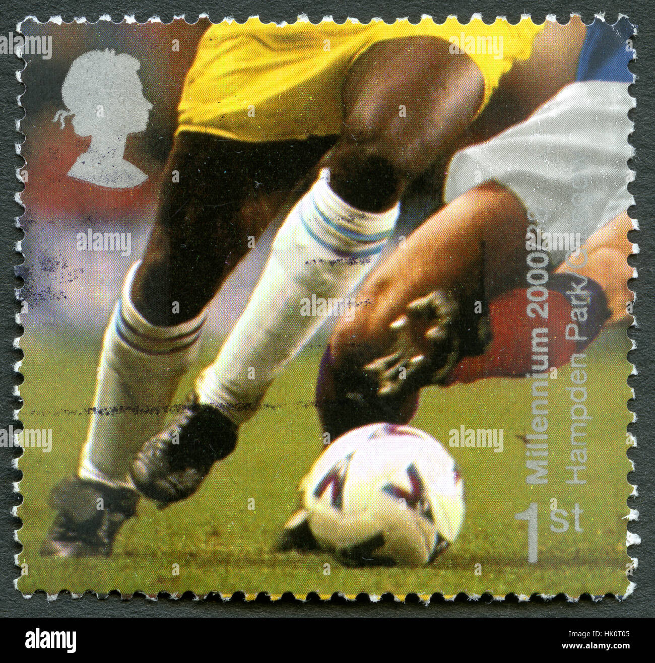 Gran Bretagna - circa 2000: un usato francobollo DAL REGNO UNITO, commemorando Hampden Park football Stadium di Glasgow, Scozia. Foto Stock
