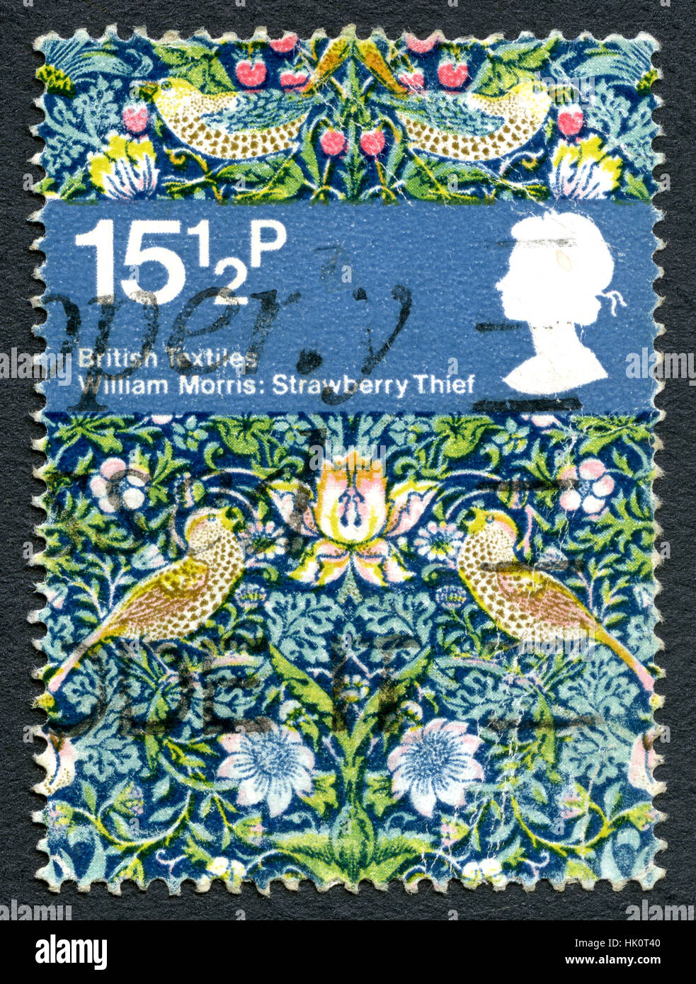 Regno Unito - circa 1982: un francobollo, celebrando British tessile con una illustrazione di William Morris ladro di fragola. Foto Stock